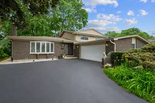 2631 N Stuart Dr, Arlington Heights, IL 60004 - Photo 1