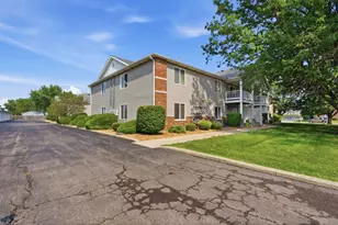 1361 Rock Run Dr, Crest Hill, IL 60403 - Photo 3