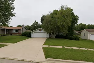 564 N Greenfield Dr, Freeport, IL 61032 - Photo 3