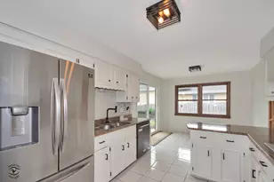 825 Walnut Dr, Darien, IL 60561 - Photo 9