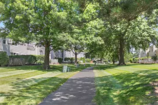 2000 College Green Dr, Elgin, IL 60123 - Photo 23