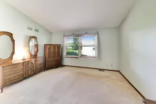 946 W Clearwater St, Roselle, IL 60172 - Photo 7