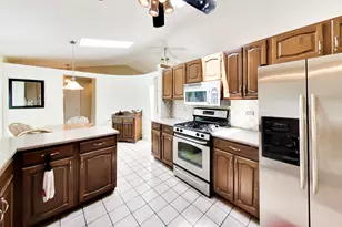 946 W Clearwater St, Roselle, IL 60172 - Photo 5
