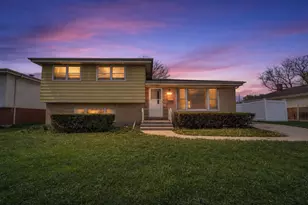 10 N Adams Dr, Addison, IL 60101 - Photo 1