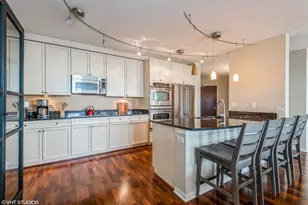 807 Davis St, Evanston, IL 60201 - Photo 3