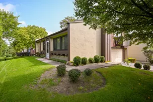 19 Elmwood Square, Indian Head Park, IL 60525 - Photo 1
