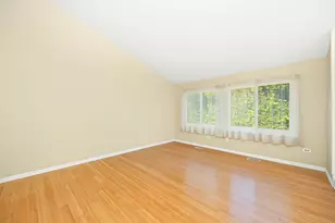 19 Elmwood Square, Indian Head Park, IL 60525 - Photo 5
