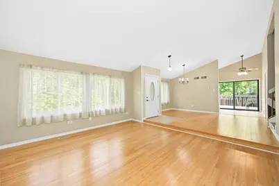 19 Elmwood Square, Indian Head Park, IL 60525 - Photo 7