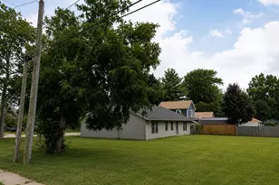 7 Arcade Ct, Freeport, IL 61032 - Photo 9