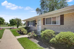 813 Valley Stream Dr, Wheeling, IL 60090 - Photo 1