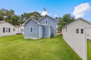 207 E Taylor St, Grant Park, IL 60940 - Photo 3
