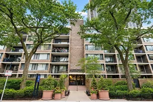 1555 N Sandburg Terrace, Chicago, IL 60610 - Photo 1