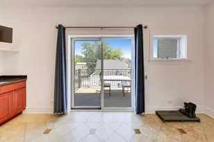 2046 W Cuyler Ave, Chicago, IL 60618 - Photo 17