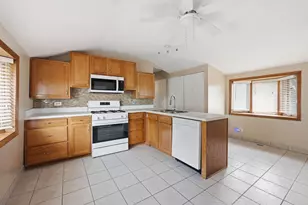 204 Eagle Point Rd, Fox Lake, IL 60020 - Photo 9
