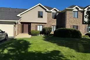 690 Cross Creek Dr Dr, Roselle, IL 60172 - Photo 1