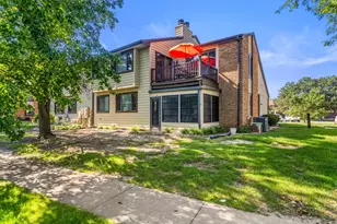 2104 Harbor Town Cir, Champaign, IL 61821 - Photo 3