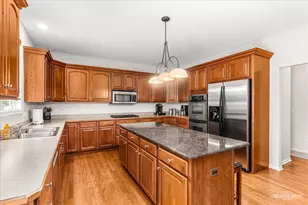 390 Bloomfield Cir E, Oswego, IL 60543 - Photo 7