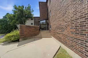 650 Perrie Dr, Elk Grove Village, IL 60007 - Photo 3