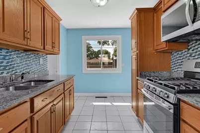 17044 Burnham Avenue, Lansing, IL 60438 - Photo 9