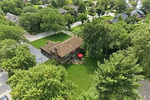 8100 Lake Ridge Dr, Burr Ridge, IL 60527 - Photo 41