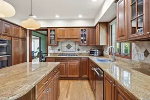 8100 Lake Ridge Dr, Burr Ridge, IL 60527 - Photo 15