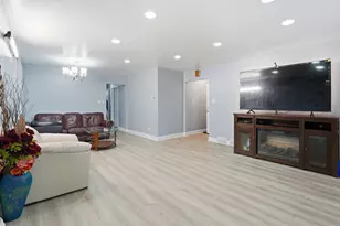 2507 W Coyle Ave, Chicago, IL 60645 - Photo 3