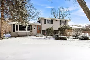 8 E Rollins Rd, Round Lake Beach, IL 60073 - Photo 15