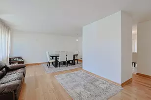 521 Edgewood Ln, Elk Grove Village, IL 60007 - Photo 3