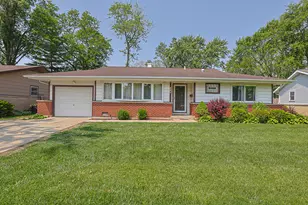 521 Edgewood Ln, Elk Grove Village, IL 60007 - Photo 1