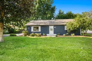34W759 N James Dr, Saint Charles, IL 60174 - Photo 1