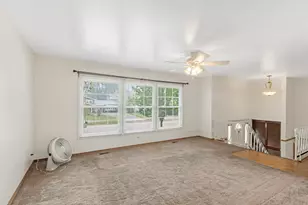 610 W Burning Tree Ln, Arlington Heights, IL 60004 - Photo 3