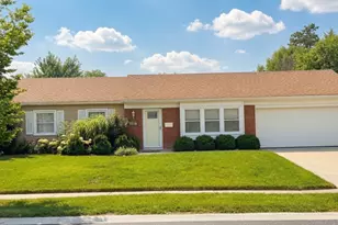 1316 Chalfont Dr, Schaumburg, IL 60194 - Photo 1