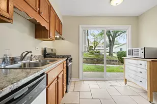 395 Springlake Ln, Aurora, IL 60504 - Photo 9