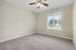 395 Springlake Ln, Aurora, IL 60504 - Photo 17