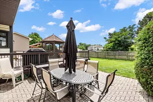 1875 Hawk Ln, Elk Grove Village, IL 60007 - Photo 31