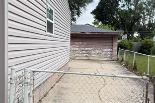 2027 Indian Rd, Waukegan, IL 60087 - Photo 9
