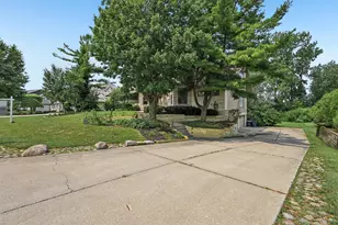 8420 Evergreen Ln, Darien, IL 60561 - Photo 3