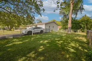2605 W Vermont Ave, Waukegan, IL 60087 - Photo 3