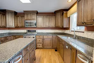 1411 Burnett Dr, Aurora, IL 60502 - Photo 7