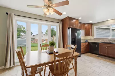 1106 S Sprucewood Drive, Mount Prospect, IL 60056 - Photo 7