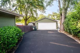 530 Maywood Ln, Hoffman Estates, IL 60169 - Photo 11