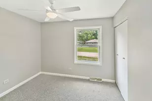 219 Countryside Ln, Lindenhurst, IL 60046 - Photo 11