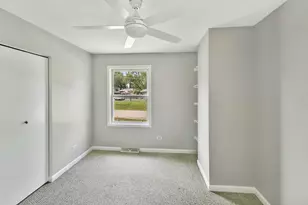 219 Countryside Ln, Lindenhurst, IL 60046 - Photo 13