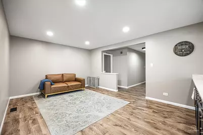 601 Walnut Lane, Elk Grove Village, IL 60007 - Photo 9