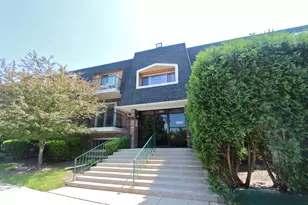3851 N Parkway Dr, Northbrook, IL 60062 - Photo 1