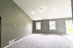568 Manor Pl, Aurora, IL 60506 - Photo 5