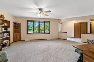 829 Sutton Pl, Freeport, IL 61032 - Photo 9
