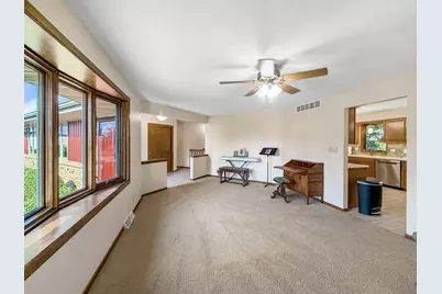 829 Sutton Place, Freeport, IL 61032 - Photo 7