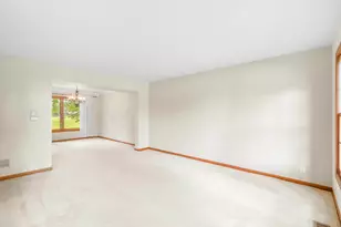 997 S Hampton Ct, Aurora, IL 60506 - Photo 5