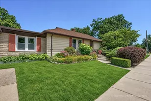 143 Woodstock Ave, Clarendon Hills, IL 60514 - Photo 3